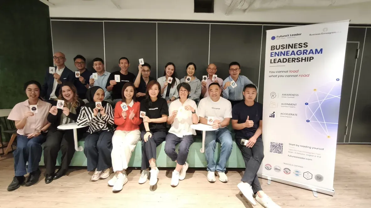 商业九型领导力第一期学员手持证书合影