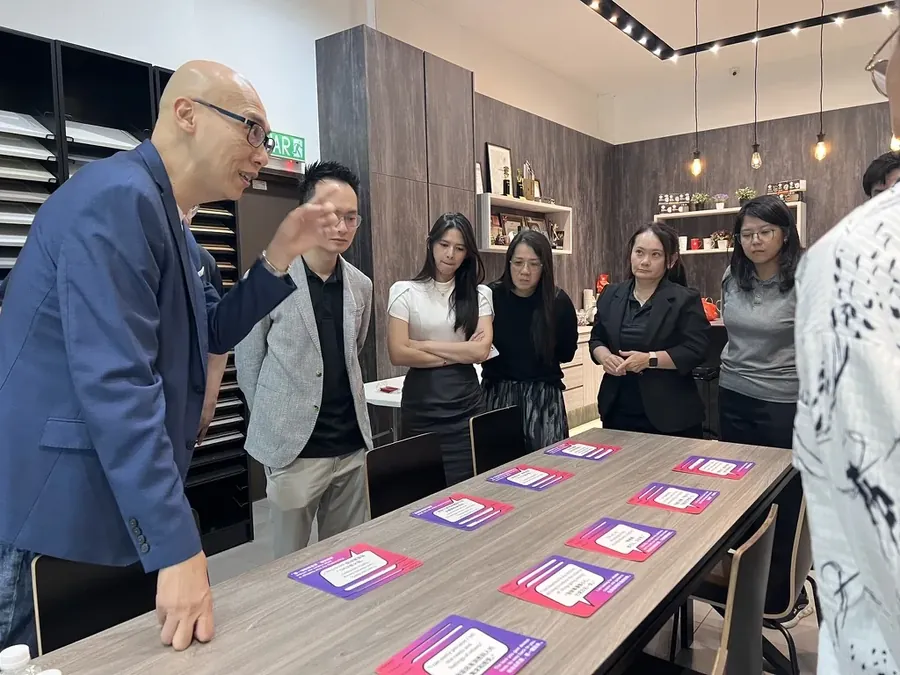 Daniel Yeo 与 Vistage CEO 小组围着九型卡片交流