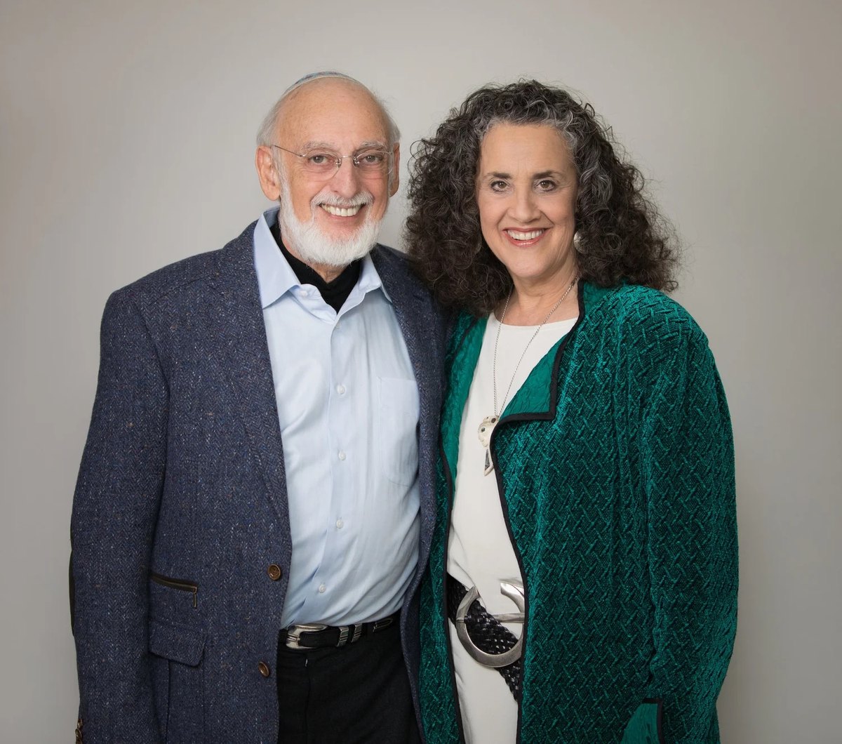 John Gottman 博士与 Julie Schwartz Gottman 博士并肩微笑