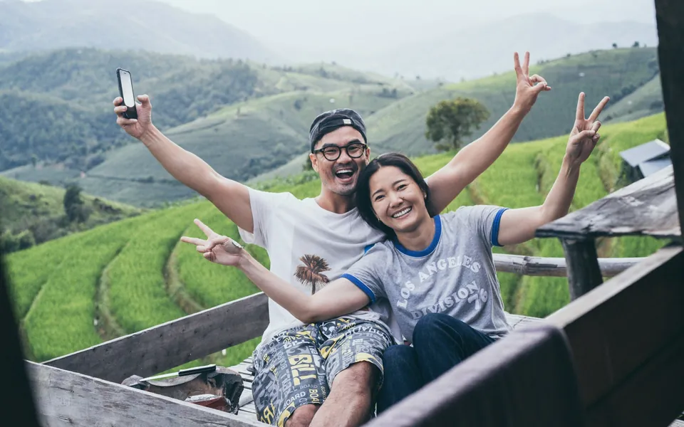 旅行途中，两人在山顶开心欢呼