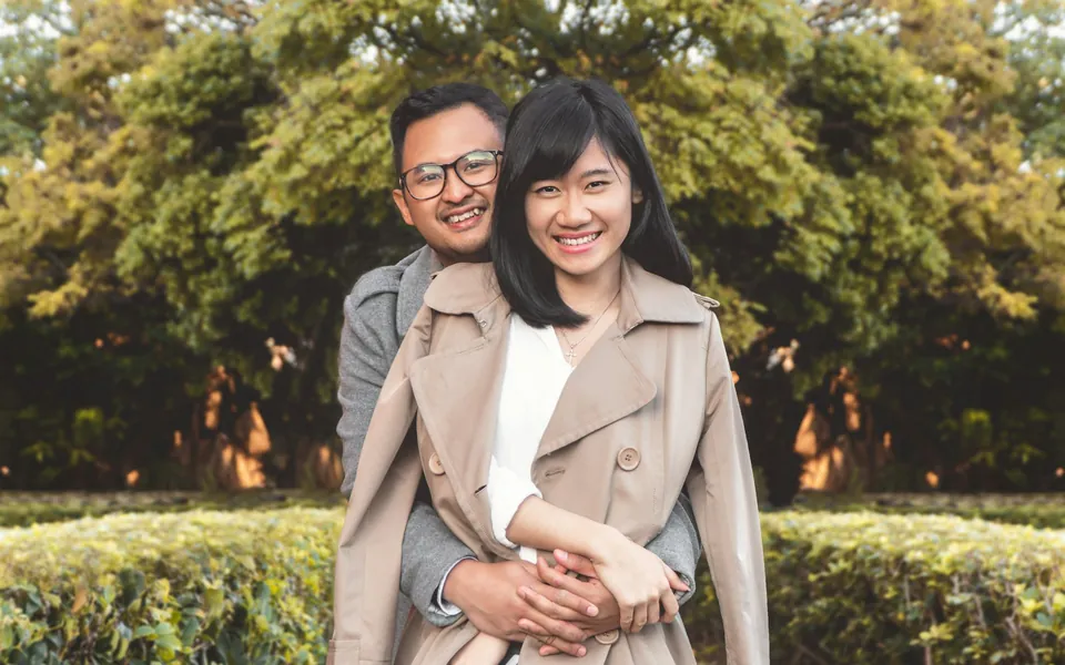 公园里，他从背后抱着她